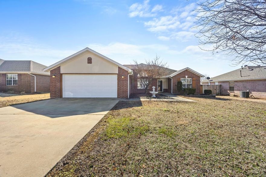 A beautiful home ideally located near multiple shopping centers. Only ~2.7 mile to downtown Bentonville, and only ~3.1 miles to Bentonville Municipal airport. This property boasts an excellent shopping or work commute. 
 
Comes pre-installed with a refrigerator, Stove/Cooktop/Oven, Microwave, and Dishwasher for convenience. 

Features a fenced back yard with additional storage shed included.

Pet Friendly!