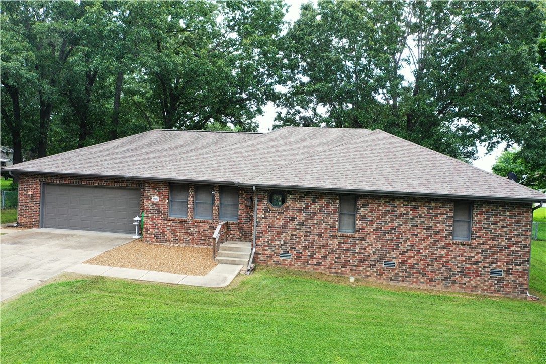 Look at this beautiful brick, 3-bedroom, 2 full bath, 2 car garage with 1962 square feet of living space, in the city limits. The new roof in 2018 and HVAC is 4 years old. The kitchen and dining are combined with a new range, refrigerator, lots of room, storage and comfort in mind. The family room has a gas log fireplace and vaulted ceiling for a relaxed atmosphere that flows into the living room. The laundry room is off the garage and bonus room for office or hobby. The level backyard comes with a chain link fence to keep pets enclosed. Handicap Access.