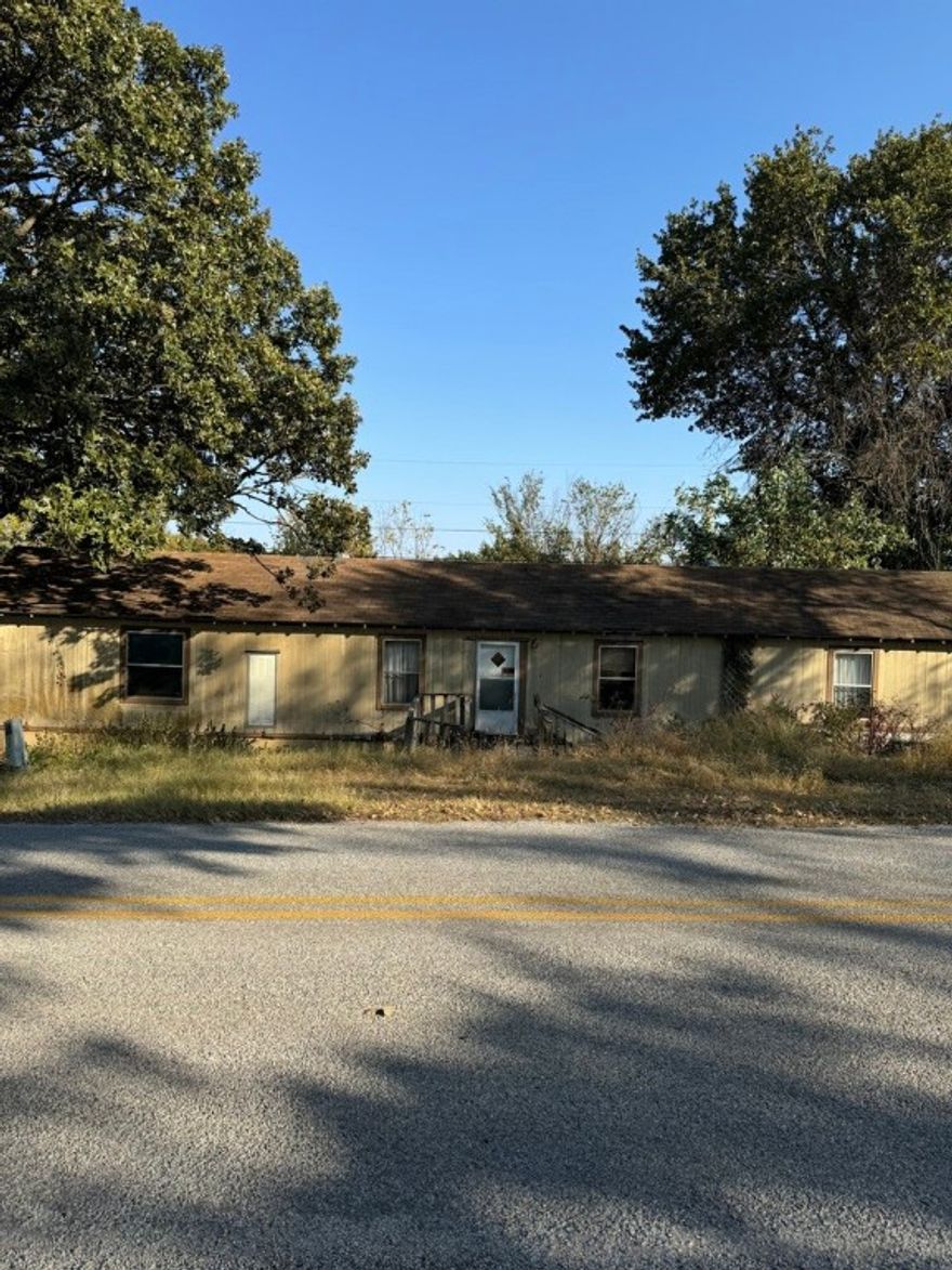 THE MOBILE HOME HAS BEEN SETTING THERE FOR 10+YRS  WITH UTILITIES OFF, THE MOBILE HOME IS IN NEED OF A LOT OF WORK... IT SETS ON A 1.00 ACRE LOT, AND IS A SHORT DISTANCE FROM THE WHITE RIVER AND BOAT LAUNCH AREA, AND NOT FAR FROM DOWNTOWN AND SHOPPING AREAS.