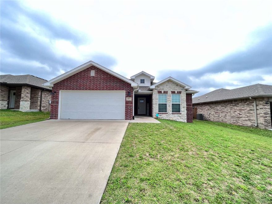 Welcome to this well-kept home in a quiet Bentonville neighborhood. It features 3 bedrooms, 2 baths, an open living/dining area, and a modern kitchen.
Enjoy a 2-car garage, laundry room, covered patio, and fully fenced backyard—great for entertaining.
Located just minutes from XNA Airport, Walmart HQ, Downtown Bentonville, top-rated schools, shopping, and dining.