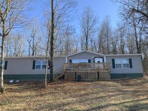 Beautiful 2 year old, 4 bedroom 2 bath home, with 2 bonus rooms on 8 1/2 rolling wooded acres. Only 1/4 mile off pavement yet secluded. The home has a spacious living room that transitions to the eat-in kitchen. Uncovered decks on the front and back are great for entertaining. For the outdoor enthusiasts, only 10 minutes to the Boxley Valley, home to the Buffalo River National Park and a healthy Elk population. 10 minutes to the quaint town of Kingston with a school, and some shopping. 20 minutes to the Supercenter. Rural water, storm shelter. Come see what rural living offers.