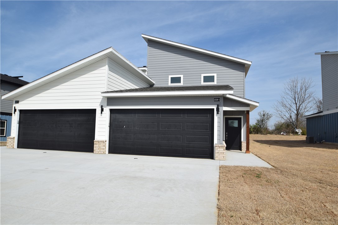 Newer modern design duplex in the heart of Bentonville! Also included refrigerator, washer and dryer. This 3 bed 2 1/2 bath plan has granite countertops, stainless appliances, and large pantry. Primary bedroom is on the main floor and has walk-in closet. Two bedrooms upstairs with full bath and walk-in closets. Luxury vinyl plank flooring throughout, 2" faux wood blinds, and upstairs study nook. You even have a private covered back patio. Wood privacy fenced back yard. The property is within walking distance to Bentonville Creekside Park that has a regulation size cricket field, pickleball courts, evening-lit dog park, splash pad, playground and recreation space with a group pavilion. You are also minutes from schools, Bentonville activity center, downtown Bentonville and all that Bentonville has to offer. Owner must approve pets and no smoking.