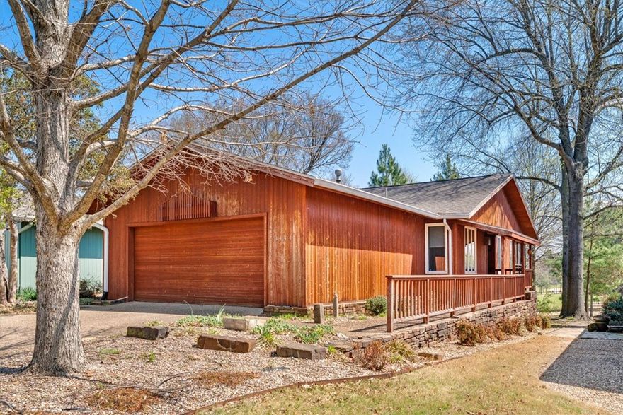 This charming townhome, located next to Paradise Valley Golf Course, boasts stunning views
of the 15th green and fairway. Designed with comfort and elegance in mind, it features
beautiful wood flooring and large windows that invite natural light. The kitchen is equipped
with granite countertops, and the spacious living area flows seamlessly to a screened-in back
porch, making it perfect for entertaining. With two generous bedrooms and two full baths, the
home accommodates various living arrangements. Additionally, a two-car garage provides
ample built-in storage, complemented by extra screened storage space beneath the covered
porch.