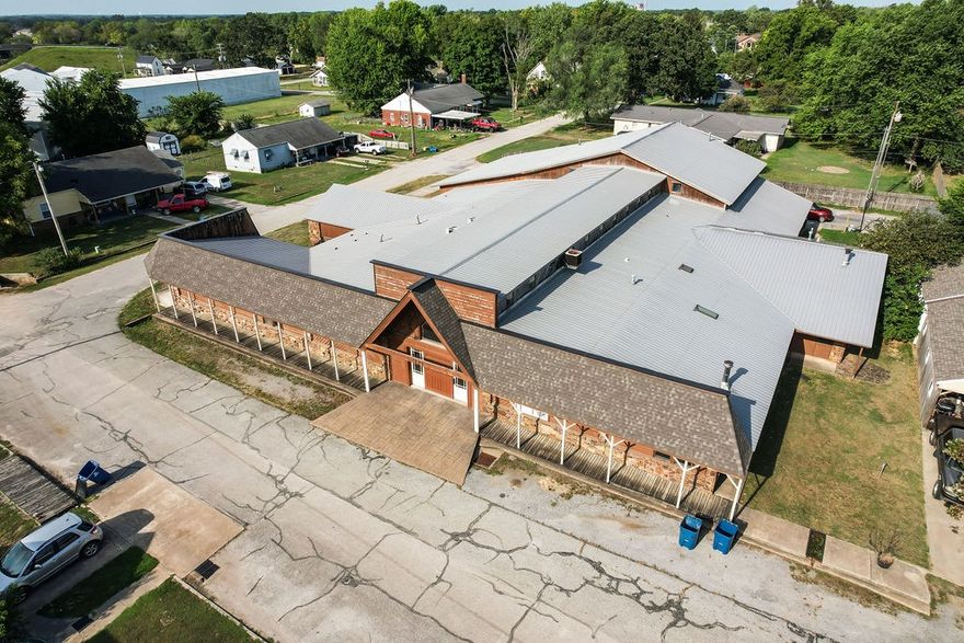 Spectacular commercial opportunity! Multi-functional and versatile layout has potential with endless possibilities. Featuring office, lobby, showrooms, waiting areas and many more functional features. Prime location that is just one block from Main Street, making it convenient for customers and employees. Lease term is negotiable. Come check this one out today! Also listed for sale, MLS # 1306119.