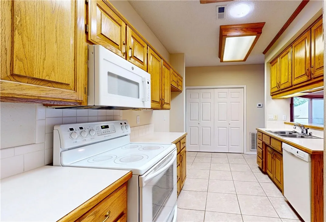 Bella Vista, Arkansas 72715, United States, 3 Bedrooms Bedrooms, ,2 BathroomsBathrooms,Residential,Pending,182727