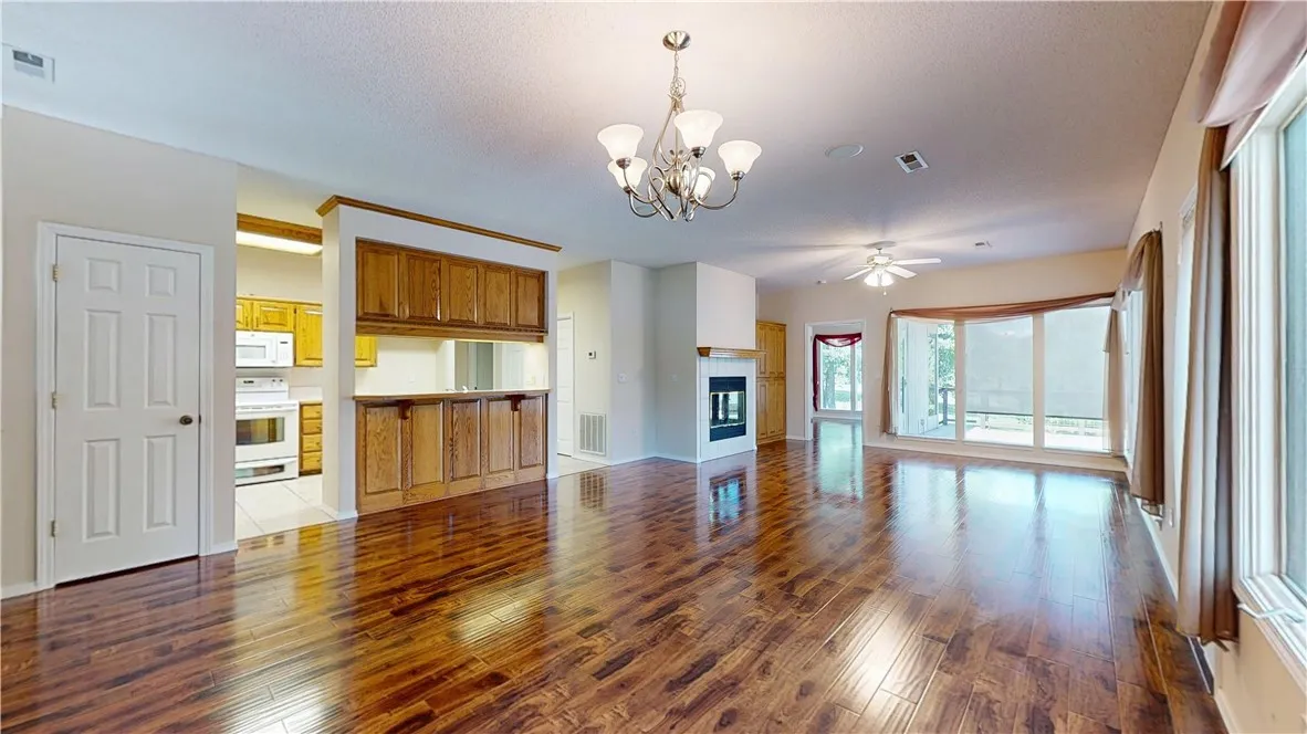 Bella Vista, Arkansas 72715, United States, 3 Bedrooms Bedrooms, ,2 BathroomsBathrooms,Residential,Pending,182727