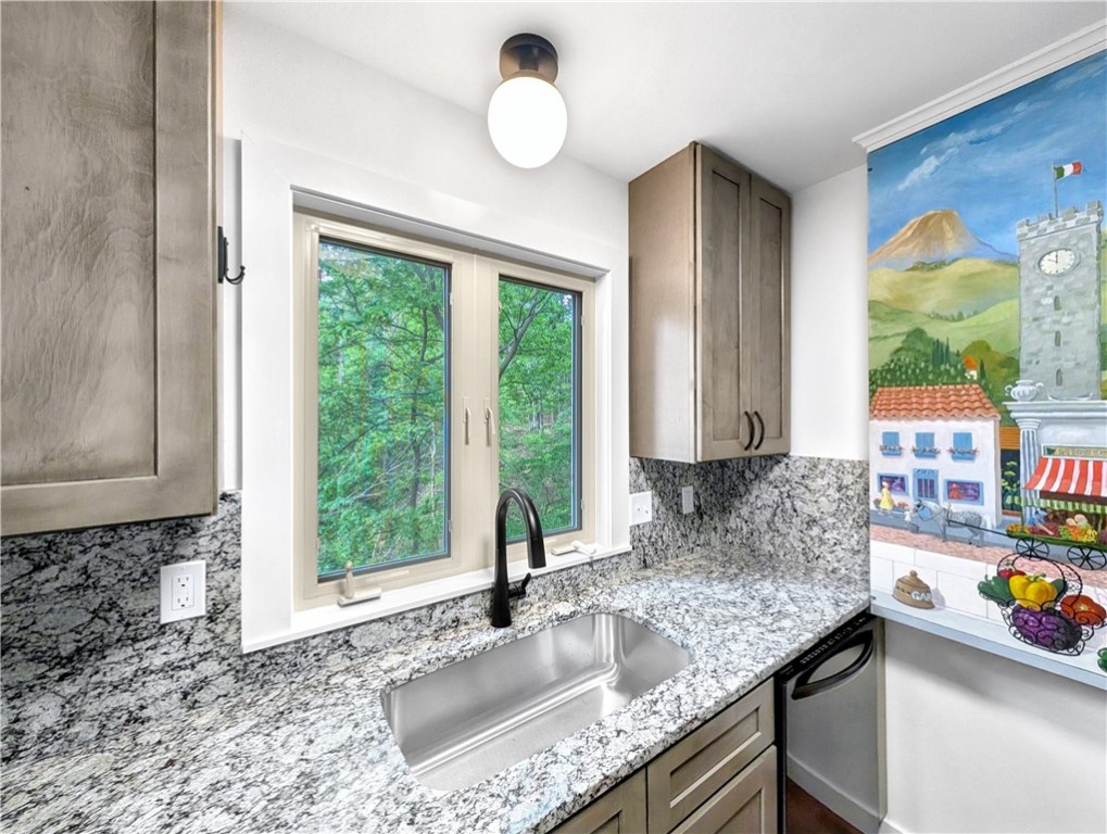 Townhouse Tct 3 A/K/A Drake Court Bvv - Residential