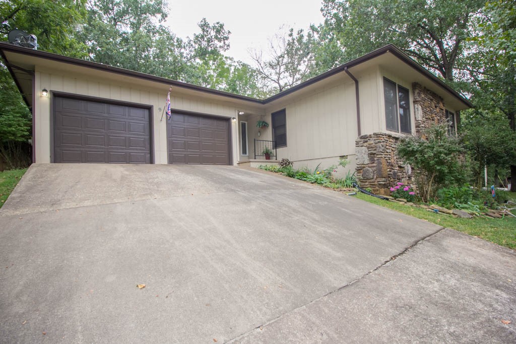 Great home in a beautiful neighborhood. Home is located towards the end of a cul-d-sac.
Close to Lake Windsor, with a winter lake view. Come enjoy the life that Bella Vista offers!