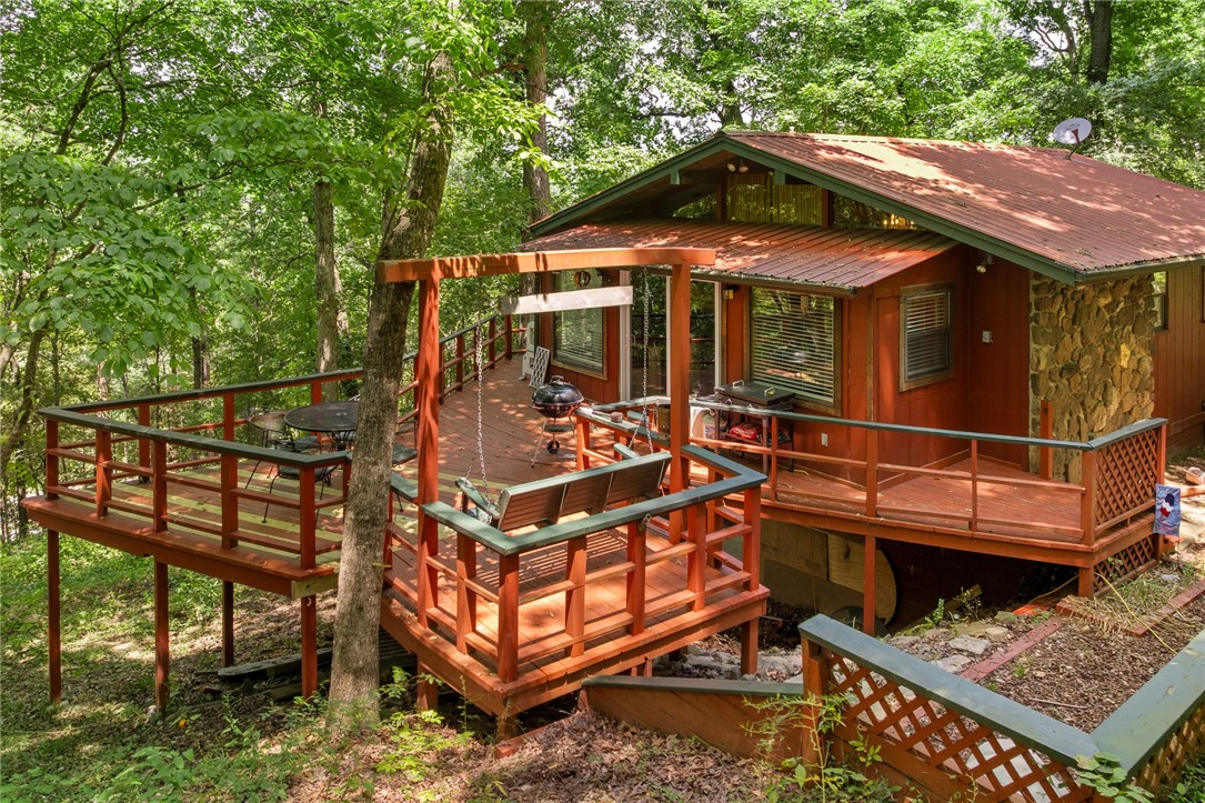 Tucked just outside the Jasper city limits in beautiful Newton County, this charming 2-bedroom, 2-bathroom cabin offers a peaceful retreat in the heart of the Ozarks. Whether you're looking for a full-time residence, weekend getaway, or income-producing AirBnB, this property checks all the boxes. Surrounded by natural beauty, itās just a short drive to the Buffalo National River, countless hiking trails, and some of the most scenic areas Arkansas has to offer. Enjoy cozy cabin living with modern comforts and a location that invites adventure, relaxation, and unforgettable memories.