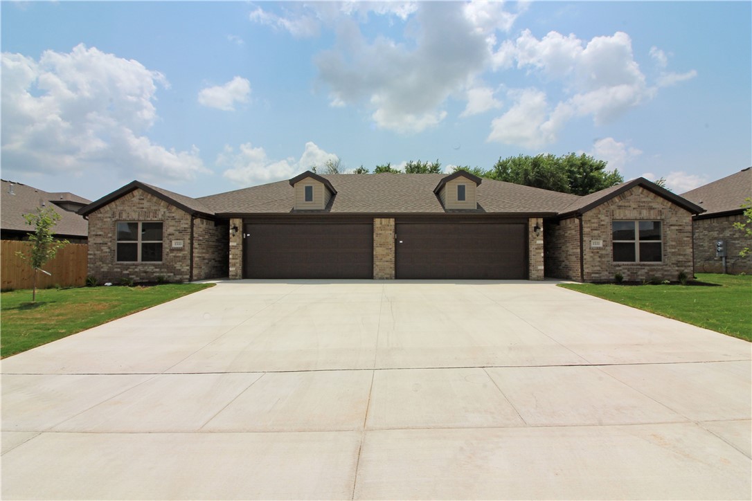 Very clean and newer all brick 1 level townhome with 3 bedroom & 2 baths plus 2 car garage. Wood like tile throughout with carpeted bedrooms. Lots of natural lighting, island bar, & granite throughout. Open plan concept and split floor plan. Minutes from downtown Bentonville. Occupied. Min 24hr notice to show. All adult occupants must complete application. $50/person to apply.
