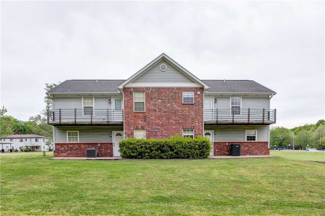 One-BR apartment available in a great location! This ground level apartment is located near JBU, walking & biking trails, and downtown Siloam Springs. Spacious and inviting, this apartment includes all kitchen appliances and a washer and dryer. This apartment is very energy efficient with all electric utilities, and there is plenty of closet space as well. Call today for the most updated availability and to schedule a tour.