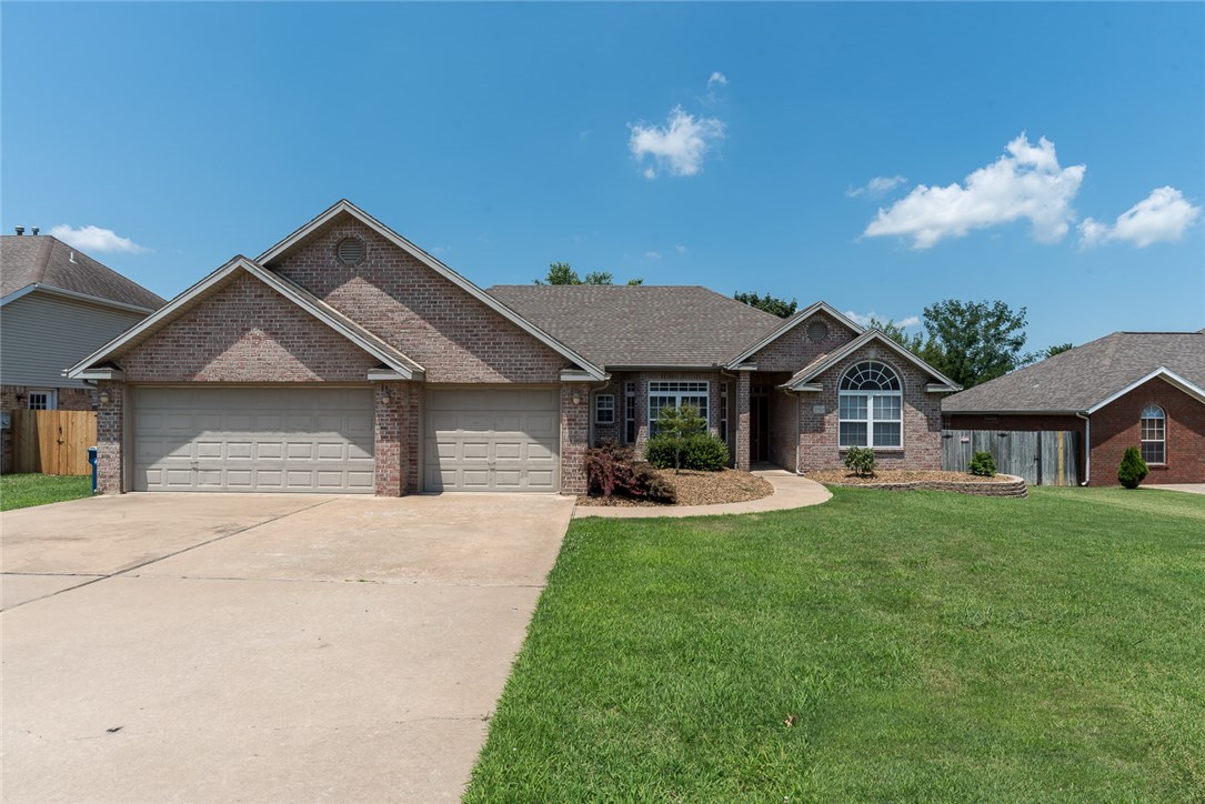 Gorgeous home in the Pleasant View Estates Subdivision. Features include 3 bedrooms, 2 full baths. Master bedroom offers his/hers sinks, closets, walk in shower and Jacuzzi tub. 3rd car garage has been converted to a game/bonus room. Gas log fireplace in living area. Huge back yard and deck. Minutes from Walmart ISD and downtown Bentonville !!!Great Location! Great Condition!