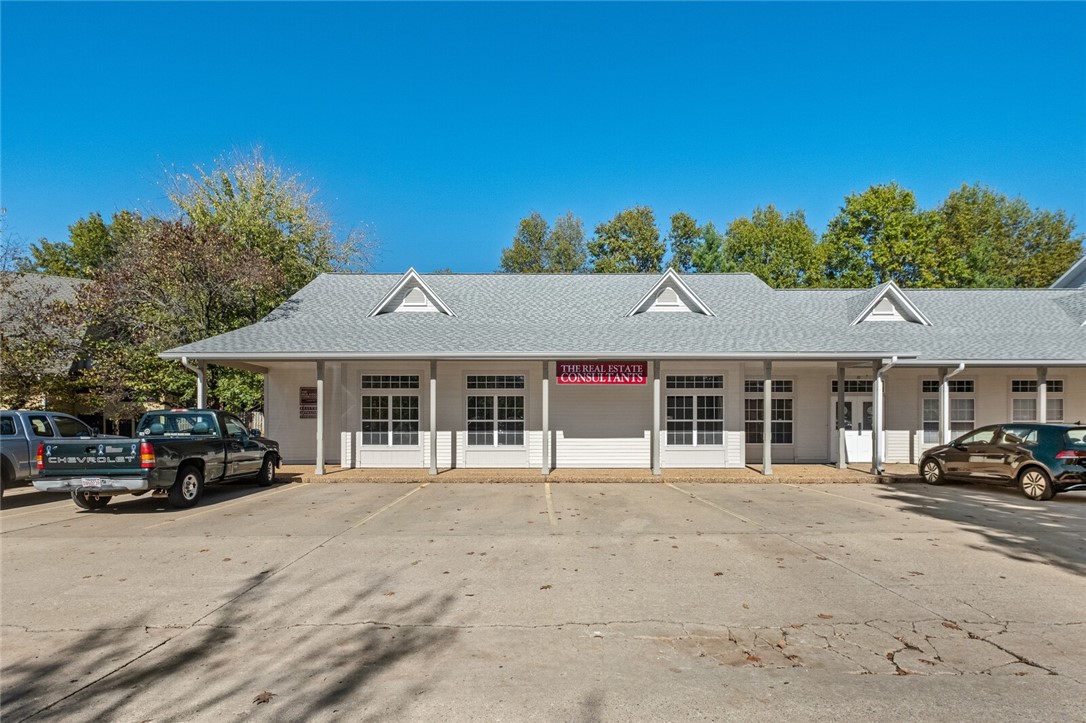 Centrally located Fayetteville office space. Located close to I-49, University of Arkansas, and Washington Regional System hospital and clinics. This space can be leased as it is or can be built out to tenant specifications. This is a great opportunity for a premium location and an affordable price. A super location for medical support/clinic, law office, physical therapy, or vendors servicing their customers. Sign visibility for 23,000 cars daily on Gregg Avenue. Bring your business to a great center at an affordable price.