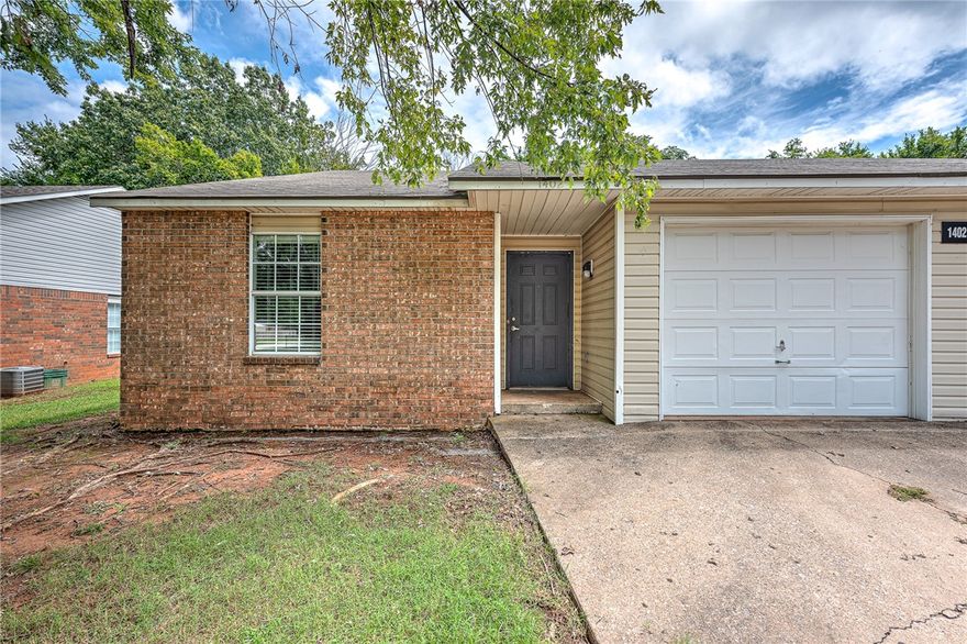 Excellent starter home or investment property in West Fayetteville! Freshly remodeled townhome (3
bedroom, 2 bathroom, 1 car garage) with New Roof, new flooring, paint, counter tops, refinished cabinets,
new french patio door, and new lighting & plumbing fixtures throughout. Brand new kitchen appliances
including Refrigerator! Washer/dryer hookups. Kitchen Pantry. Conveniently located less than 2 miles from I-49 and only 3.5 miles to the UofA. Close to bus routes, schools, shopping, restaurants, and all amenities Fayetteville. Come see this property today! Listing is for the single townhome unit on the left side. The unit on the right side (1400 N Boxley Ave) is also for sale separately, see ML#1319909.