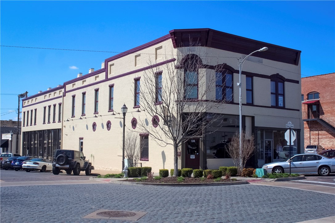 Start or grow your modern day business with an office suite in the HISTORIC Vinson Square Building!! Don't miss out on being in the trending DTR community! Minimum 1 year lease with deposit, access to conference room, owner pays electric & internet! PLEASE NOTE that all available office suites are upstairs.