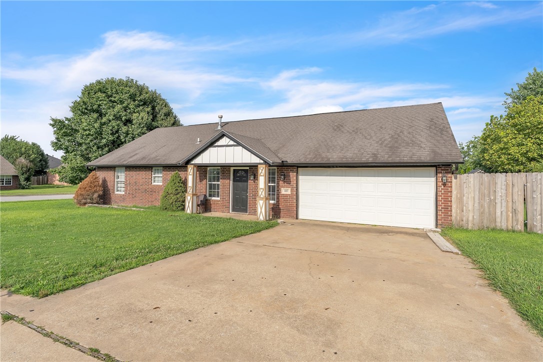 Looking for a well kept house, in a great neighborhood, and great location? This is the one!
This 3 bedroom, 2 full bathroom, all brick, solid house is waiting for new owners. Sellers are considering a new roof !