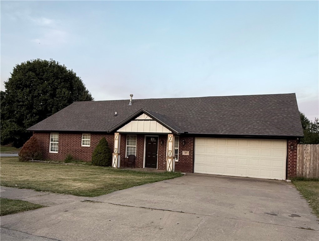 Brad new roof 7/01/25 , great neighborhood, and great location...
This 3 bedroom, 2 full bathroom, all brick, solid house is waiting for new owners.