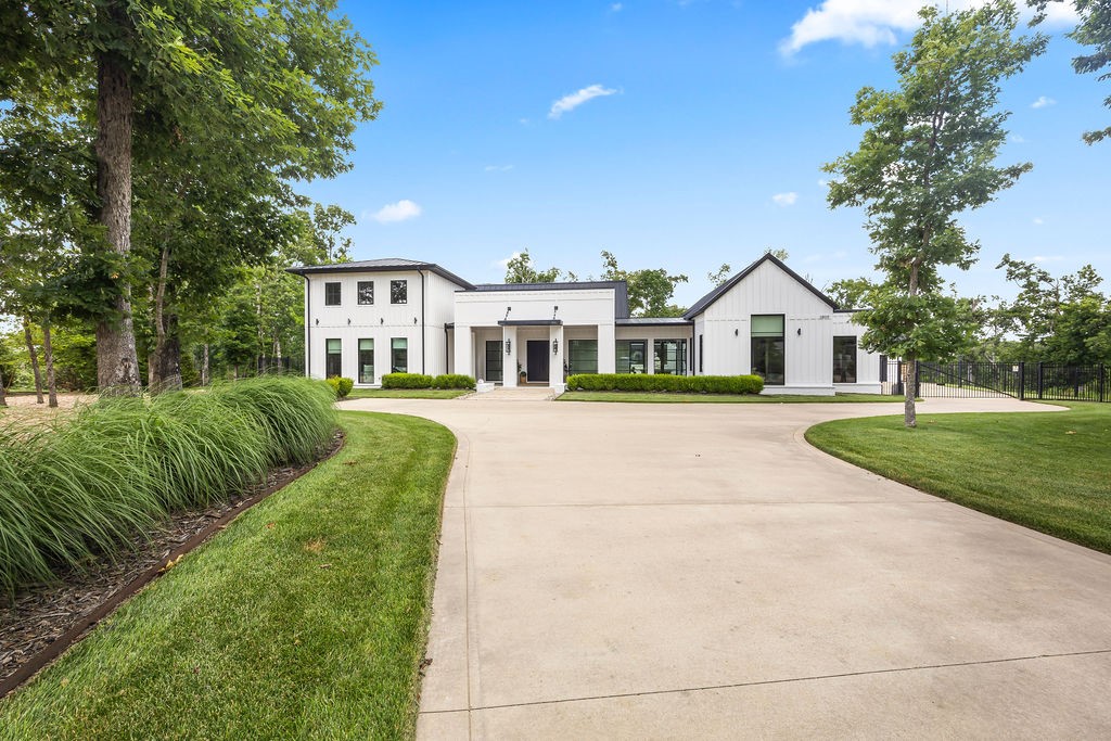 Exquisite contemporary 5.4K sqft split-level home in exclusive Copper Ridge Estates, Bentonville, on a rare flat 3.31-acre lot with a new pool and ADU. Just 5 mins from Walmartās new HQ and 7 mins from downtown, with zero traffic. Blends modern farmhouse and coastal elegance, featuring 4 beds, 4 baths, dual living areas, exercise room/office, mudroom, movie room, and dance studio/playroom. The chefās kitchen boasts top-tier appliances and a custom pantry. The ADU above the 4-car garage includes an office, bunk beds, full bath, and separate entrance. Enjoy a resort-style backyard with a gunite saltwater pool, hot tub, artificial turf, fire pit, treehouse, playground, and lighted basketball court. The flat, private lot offers expansion potential. With soaring ceilings, custom built-ins, and meticulous craftsmanship, this home delivers luxury, sophistication, and timeless style in a prime Northwest Arkansas location with easy highway access.