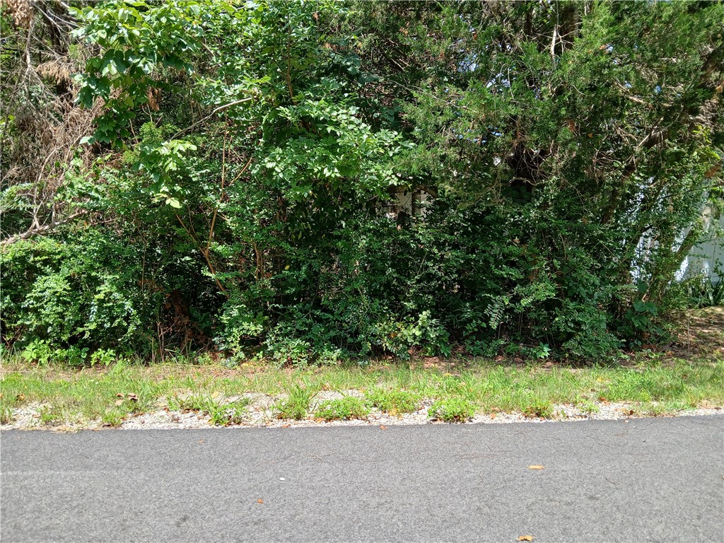 This 0.17-acre lot is located in one of the few areas of Briarcliff where mobile homes are permitted, offering a rare opportunity for you! The property has paved road access via a city-maintained street as well as city water and power.
Enjoy the best of lake life and city life with a location less than 10 minutes from both Norfork Lake and the city of Mountain Home. Residents have access to a peaceful, mountain-town setting while remaining close to shopping, restaurants, and recreational amenities.
Community features include a residents-only playground and fishing pond. A community pool, gym, and conference room are currently being rebuilt, adding to the value and lifestyle appeal of the area.
Call to ask about owner financing.
Estimated GPS Coordinates: NE: 36.290425, -92.298450; NW: 36.290511, -92.298558; SW: 36.290225, -92.298806; SE: 36.290094, -92.298636;