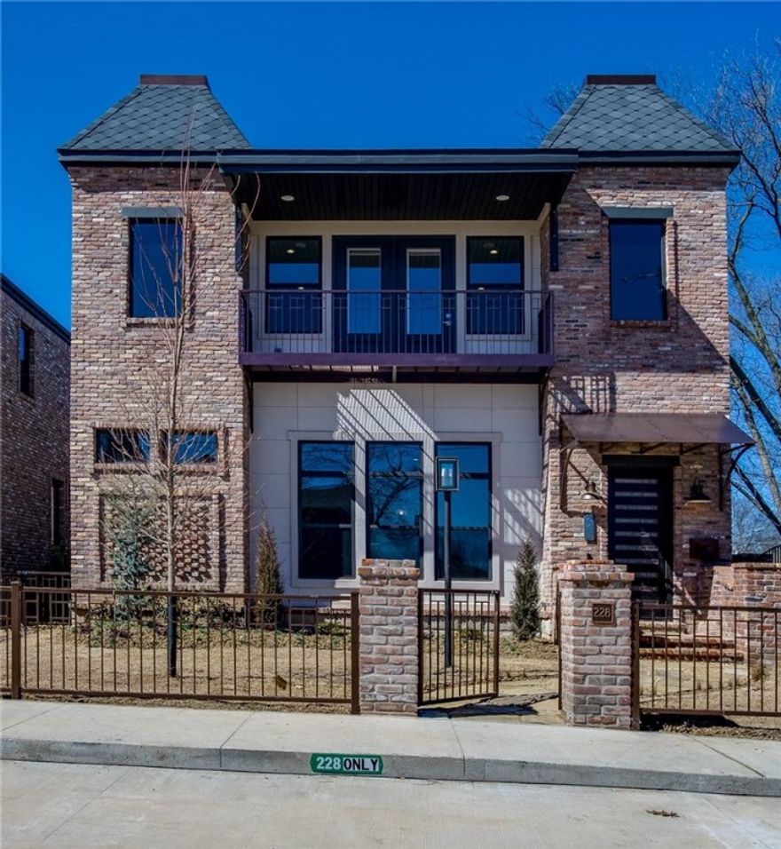 High End Detached "Row Home" on Highly Desired S. W. "D" Street.  3 Blocks to Bentonville Square.  All Reclaimed Brick, Solid Quartz Countertops, Linear Gas Fireplace.  12' Ceilings down and 10' Ceilings Up. Floating Staircase. Tankless Hot Water. Full Security Nest System - Smart Home.  Full Bar for Entertaining. Master on Main Level.  Large Courtyard. Pre-Qual. Required to Show.  So many High End Finishes You must See.