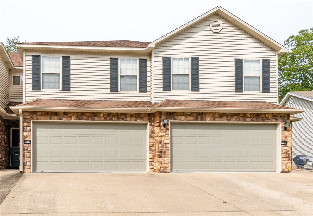 Great 3 bedroom, 2.5 bath townhome in convenient location! Located at end of dead end street and only minutes to I-49, Lake Fayetteville, shopping, and dining!