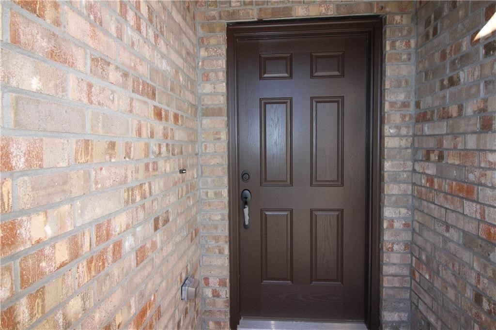 Beautiful home in Gravette! This home offers the privacy you'll want with a split floor plan. Enjoy entertaining your guests with an open kitchen to living room concept. This home has granite counter tops, undermount sinks, large walk in closet in master, vinyl flooring throughout, and is less than 4 years old!