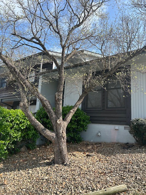 2/3 bedroom + flex room BELLA VISTA LIFESTYLE! Townhome living=no maintenance! End Unit Townhome w/ green space adjacent. Covered patio for outdoor living. . Open living area to dine/kitchen + full bath & laundry-main level. 2nd level 2/3 bedroom. Primary bedroom has full bathroom + private patio. LL offers H/C flex room-great for dry storage, game room, media room, exercise room. 1 Car Garage. Bentonville School District. TH dues: $90.00, BV POA dues: $40.00 Roof: 2022 H20 tank: 2024 Sold AS-IS.