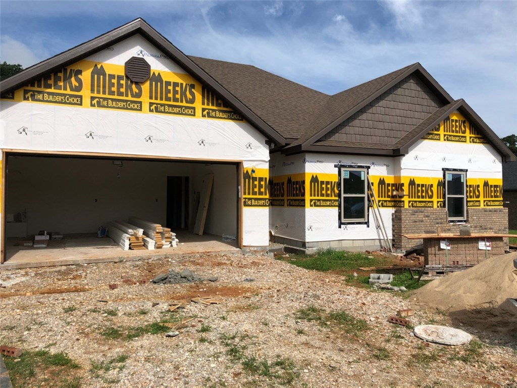 New Construction brick home in subdivision, split floor plan, walk-in closet, granite counter tops, tile, carpet, luxury vinyl flooring. Agent related to seller(builder).