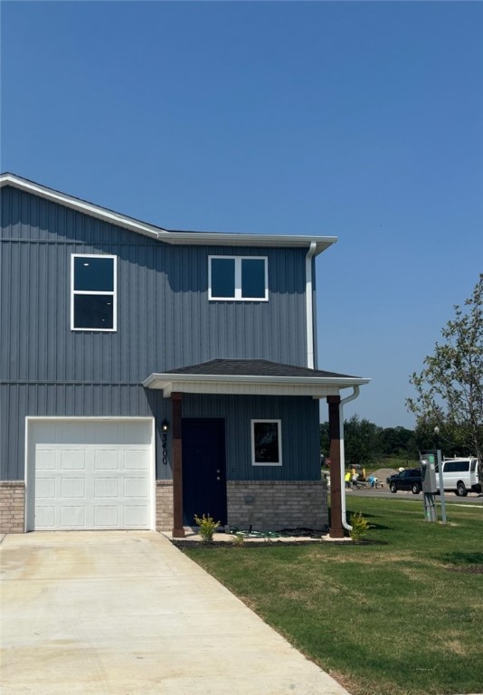 Explore a contemporary 3-bedroom, 2.5-bathroom rental home in Bentonville, Arkansas. This modern residence offers a thoughtful layout, providing versatile spaces for a comfortable lifestyle. It presents an appealing option for those seeking a place in a dynamic area.