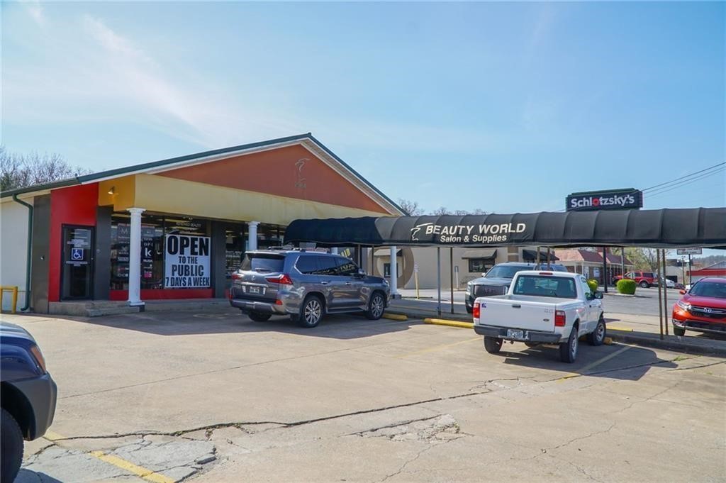 Incredible high traffic retail location, has it's own stop light into parking lot, superb visibility. Great for a boutique, florist, retail business or high visibility office. All utilities paid except cable.