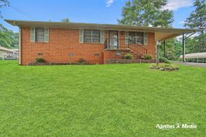 Nice home in Morrilton that would make a great starter home or investment property. Located on a quiet dead end street on a huge lot. Hardwood floors, new roof, covered back porch, dog pen and much more. At less than 60k it is priced to sell. High on the hill low on the price. Get moving to May Street.