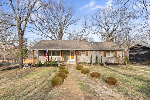 Photo of 1617 W Shadowridge Drive, Fayetteville, AR 72701 (MLS # 1336489)