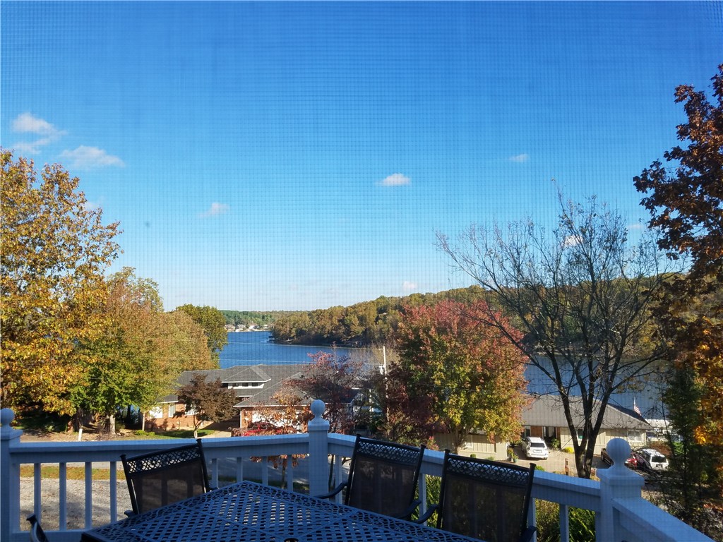 Gorgeous home, breathtaking view of Loch Lomond--one of the best! Truly open concept living, dining, and kitchen. Nestled alongside this area is a mini office and coffee/wine bar. Master suite is large, with fantastic view and French door access to deck. ALL rooms have 10 foot ceilings--stunning! But the sunroom, ahhh, is magnificent--maybe even incomparable. To all this one level beauty, add a heated and cooled, well lit, basement room for workshop, hobbies, etc. Except for the flower beds, the yard is maintenance free (yes, that vibrant green is artificial although no one will think so!) This one is a work of art!!!