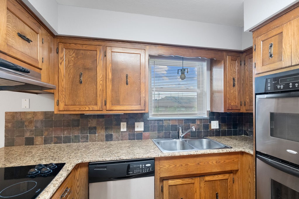 Country Club Estates Rogers - Residential