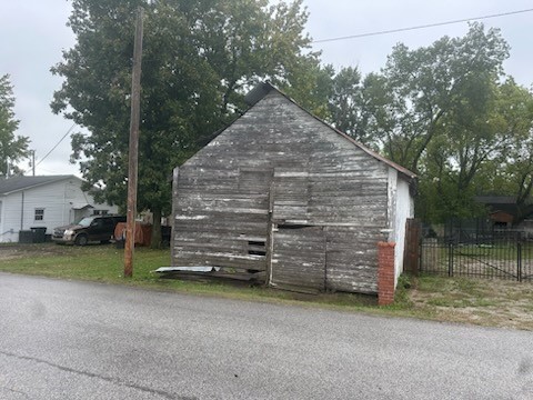 Prime Commercial Lot in the Heart of Berryville
Fantastic opportunity located close to the square, hospital, public pool, school, and major highway. This commercial lot includes an existing building that can either be renovated or removed to make way for new construction. Utilities are readily available at the street, making it an excellent location for your next business venture.