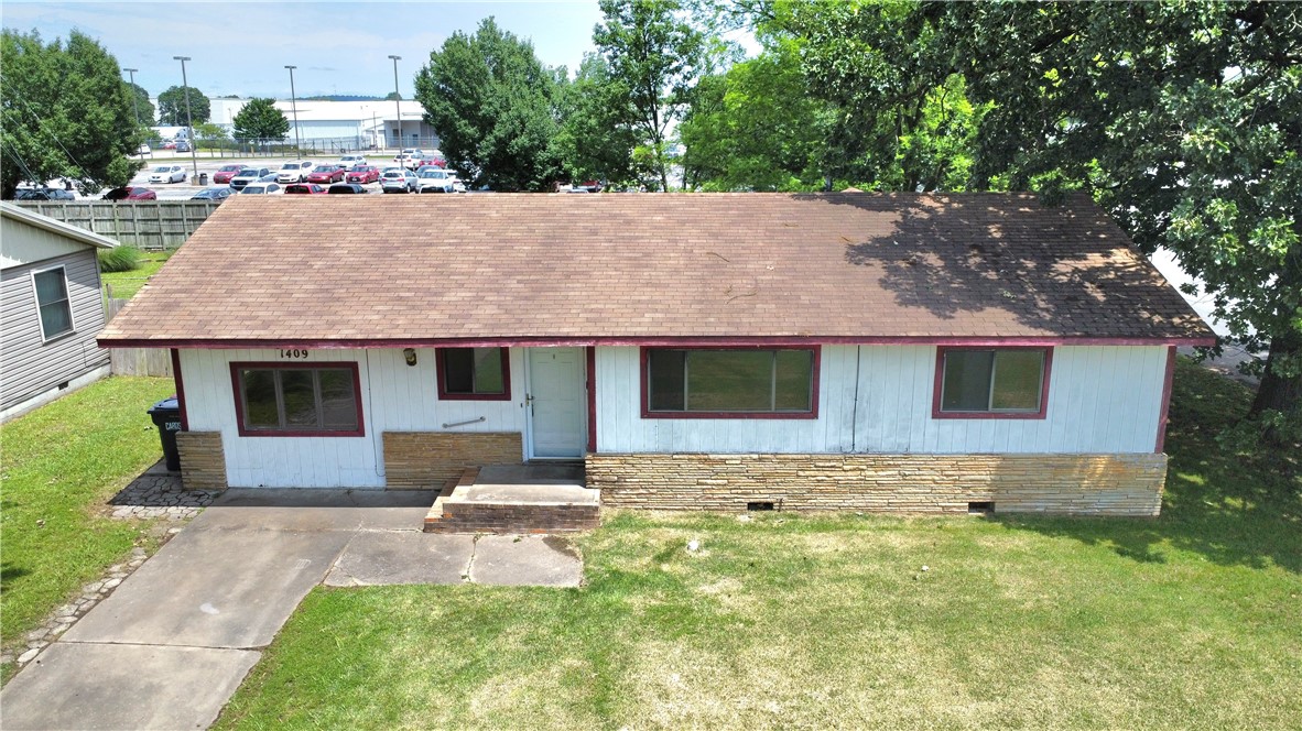 Don't miss out on this great investment opportunity. It is priced to sell. Fix it up and make it your own. Springdale is a quickly growing area with great appreciation. Call today for a showing before it's gone.