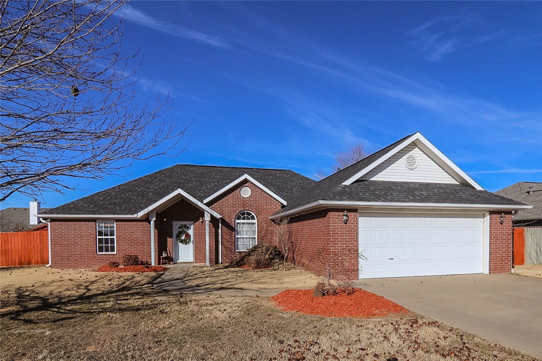 Impeccable custom built, one owner in convenient location, Central Northwest Arkansas. Cathedral ceiling extends through living room and kitchen. ding has 10 ft ceiling. Main bedroom, pan ceiling. main bath, vaulted and whirlpool with separate shower, large closet 10.2 x 5.8. Large utility room, oversized garage 25.2 x 21. new roof 2015.