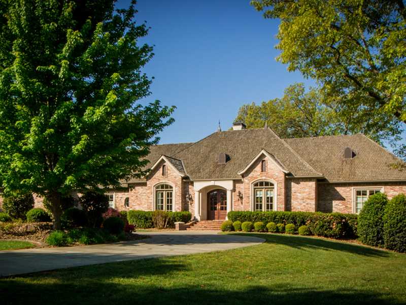 Breathtaking golf-front estate along a quiet street in Pinnacle Sub. Featuring exquisite mill work, hardwood flooring, detailed moldings, coffered ceilings, walls of French door windows, top-of-the-line appliances in kitchen, catering kit and bar.,Boasting exceptional scale & layout of rooms, a banquet size DR, well appointed great rm, fabulous craft/utility rm, soundproof theater rm, recreational/billiard rm, wellness rm & abundant storage. Extensive exterior living areas w/spectacular golf views!