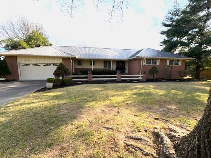 Very nice brick home in one of Harrisons favorite subdivisions! This 3 bedroom, 2 bath home features
a large living room plus den with fireplace, spacious kitchen, and formal dining room. It has a great fenced back yard , and a large covered back porch. There's a nice storage room under the house.
You need to see this one!