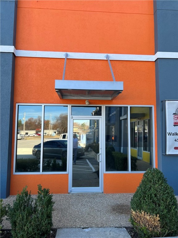 Retail space located in Pinnacle Heights Plaza. Surrounded by retail, restaurants, and services. Located along busy W Walnut St in Rogers. Minutes from Bentonville & Downtown Rogers. Ideal for retail/services. Open storefront. 26,000 CPD along W Walnut. Easy access to I-49, Downtown Rogers, Bentonville, & more.