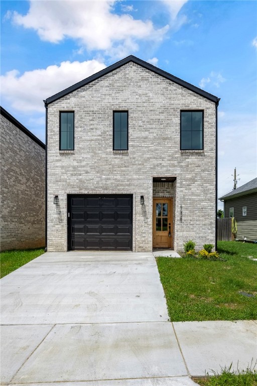 New Construction Single-Family Townhouse for Sale in Downtown Rogers. 3 Bed, 2.5 Bath, 1 Car Garage. LVP Flooring in all bedrooms and living areas, Tile Floors and Shower Walls in all bathrooms. Lots of Extra Storage. Covered porch out back. Agent Owned.