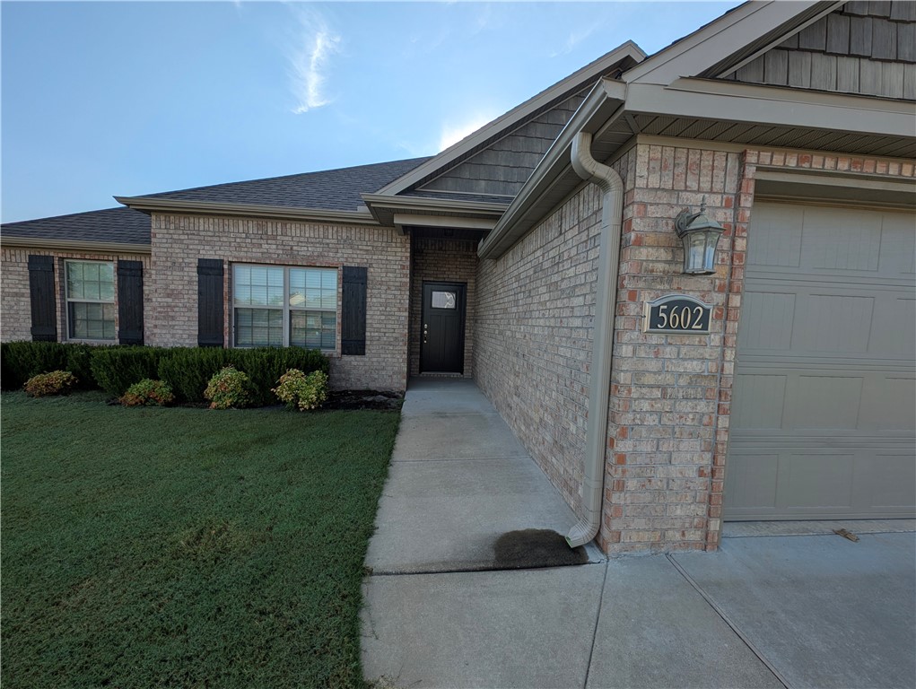 This all brick, four bedroom, open concept, split floor plan is situated perfectly in between Bentonville and Fayetteville. Home features stainless steel appliances, custom cabinets, granite counter tops throughout, ceramic wood look tile in all wet and living areas, and carpet in the bedrooms. Hard to find this quality in a central location at this price! Call for more information! Pets Welcome!