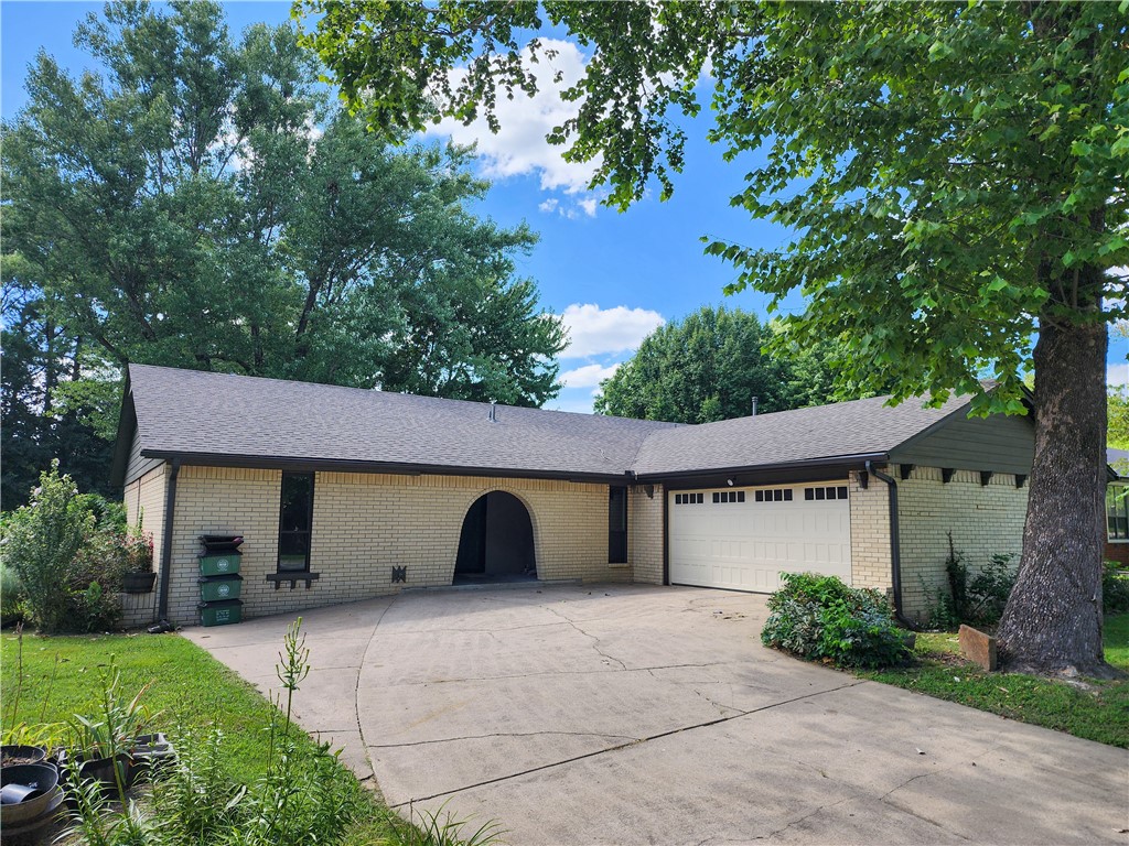 Updated & Spacious 3-Bedroom Home in Fayetteville!
Welcome to this beautifully refreshed 3-bedroom, 2-bathroom home offering comfort, style, and convenience in one of Fayetteville’s most desirable areas. Step inside to discover brand-new flooring, fresh interior paint, and elegant granite countertops that bring a modern touch to the heart of the home.
This thoughtfully designed layout features a spacious living area perfect for relaxing or entertaining, a well-appointed kitchen with ample counter space, and a private primary suite with its own full bathroom. The additional bedrooms are generously sized—ideal for guests, a home office, or growing needs.
Spend your leisure tie in the spacious backyard that backs up to a green zone, rather than a neighbor right behind it!
Enjoy the benefits of a move-in-ready home with updated finishes and a great location close to schools, shopping, parks, and everything Fayetteville has to offer.
Don't miss this opportunity—schedule your showing today!
