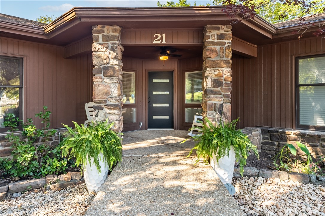 Now available for rentā21 Cora Circle in Bella Vista, AR for $2,500/month! This spacious 4-bedroom, 3-bath home features an open floor plan with multiple living areas, a cozy fireplace, and two large decks perfect for entertaining or relaxing in nature. Nestled on Sugar Creek with views of Bella Vista Country Club Golf Course, youāll enjoy easy access to scenic bike trails, golfing, and fishing spots. The home is recently fully renovated, featuring a modern kitchen with stainless steel appliances and large skylight, and a fully landscaped yard. Located in the top-rated Bentonville School District, it offers the perfect blend of comfort, outdoor adventure, and convenience. Available nowādonāt miss this opportunity!