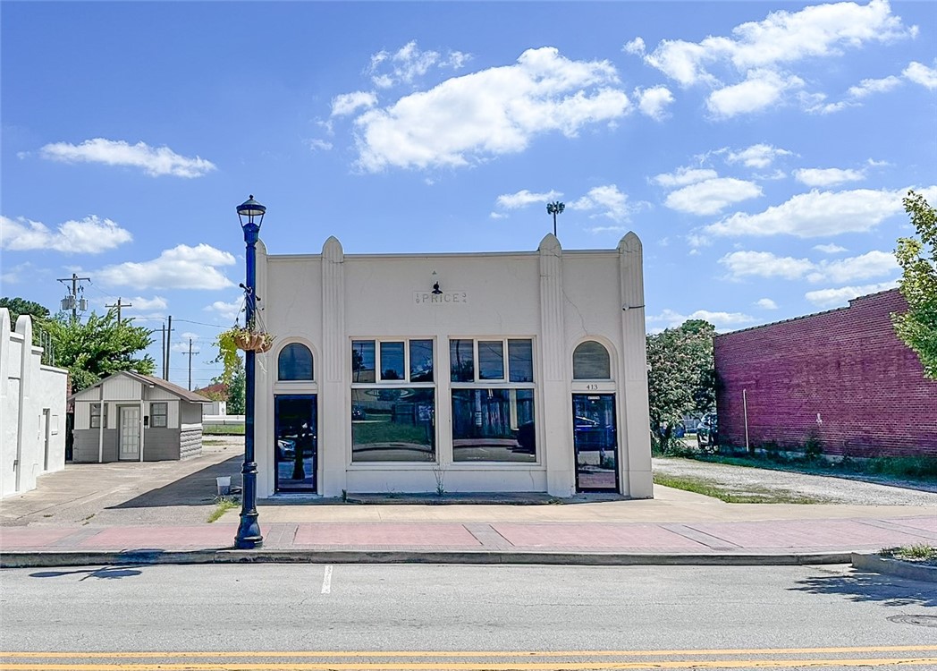 Historic building located in the heart of downtown Springdale, perfect for an office or retail. The immediate area features local restaurants, boutiques, new hotel and mixed-use developments. One block from the newly renovated Luther George Park and walking distance to Walter Turnbow Park and the Razorback Greenway Trail system. Easy access to Hwy 412, Hwy 71-B and I-49.