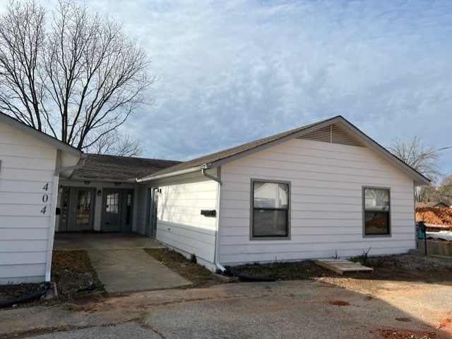 Live in the heart of Bentonville! This is a renovated 2 bed, 1 bath unit with updates including new flooring, fresh paint, all new appliances, and new bathroom. Walking distance to community attractions such as The Momentary, 8th St Market, and Mama Bear Flow Trash Skills Park! A must see! Contact listing agents for showing instructions. Applications to be completed on property mgmt's website, www.nwarealtypm.com. Si necesitas que te atendamos en espaƱol, por favor contacta nuestra oficina de Lunes a Viernes entre 9:00am-4:00pm