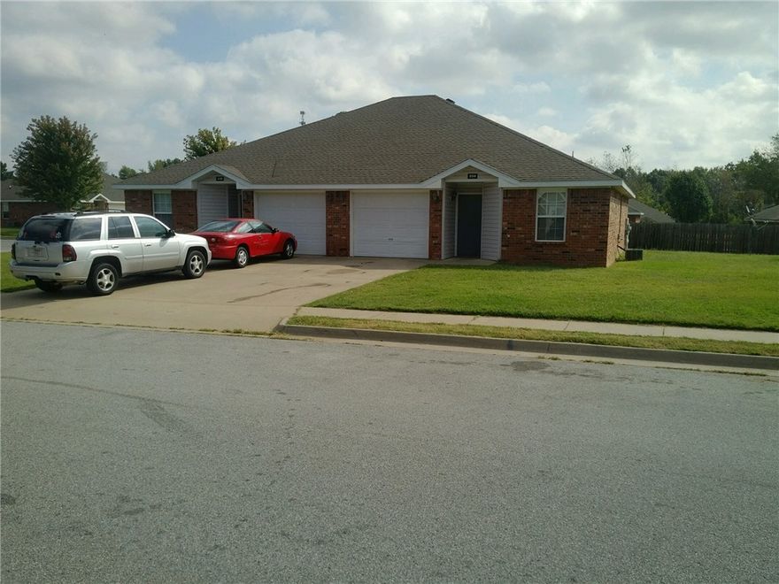 Nice duplex in Centerton featuring 3 bedrooms, 2 bathrooms & 1 car garage. Vinyl wood floors in living room, carpet in bedrooms. All appliances are included.
