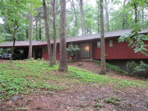 Architectural treasure in Russellville, boasting reflections of Fay Jones with an unbeatable outdoor environment, offering serenity and just the right amount of privacy. Lots of space and updates have this home on the list of ones not to miss.