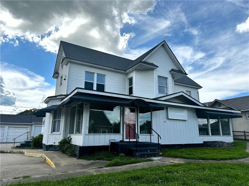 The perfect location for a new office with high traffic count on Mount Olive. This property needs an imagination for the TLC needed to bring it back to life, but once that is done you would have an absolute gem of a building for a lawyer, real estate or insurance office, dentist or medical office or any type of profession could make this a successful new location. Features several open areas on main floor and private offices, two kitchen, plenty of bathrooms and a lot of different rooms throughout that would make a lot of great office spaces. There is also a back entrance for employees to not bother patrons. A detached garage building comes with the building and additional parking just out the front door. If you don't think a full facelift is for you, then you can knock it down and build something brand new on this amzing high traffic count location on Mount Olive in up and coming Siloam Springs.
