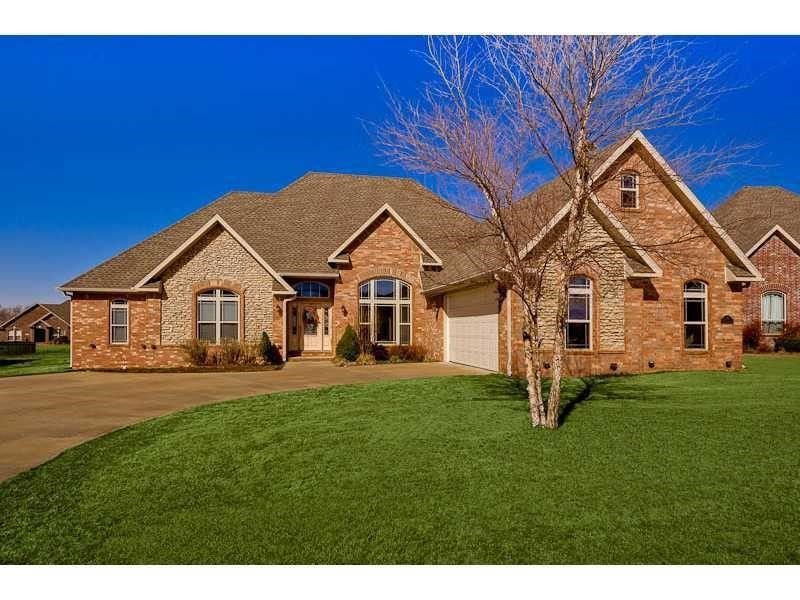 Beautiful home in excellent location! Enjoy the mountain views through all of the large windows! Home features high vaulted ceilings, formal dining, study, bonus room and a great backyard! Rooms and closets are huge! Side entry garage is spacious!